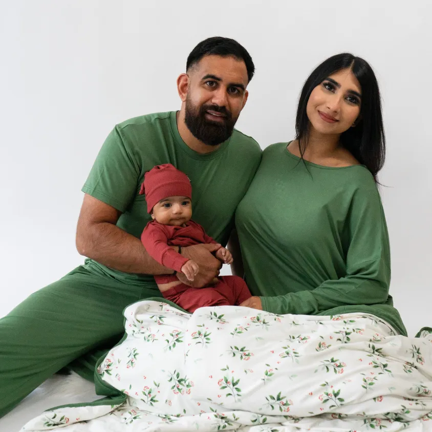 2.5 TOG Family Blanket - Holly Berries / Evergreen