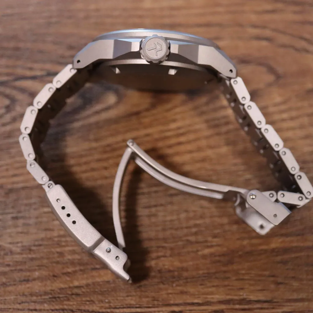 RZE Resolute Arctic&nbsp;Grey - Titanium 100m Limited&nbsp;Edition